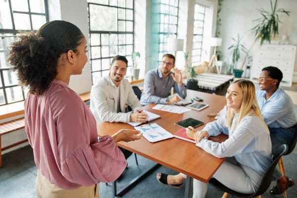 Personnes autour d'une table